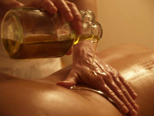 Ayurvedische wellness massage in serene behandelruimte met natuurlijke producten en ontspannende sfeer voor lichaam en geest
