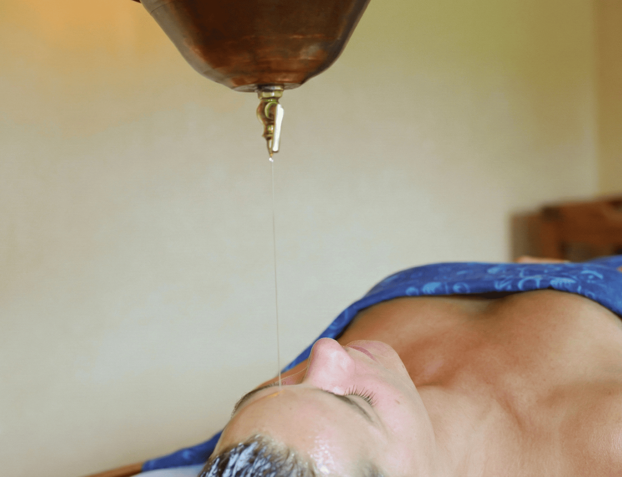 Pancha Karma behandelkamer met natuurlijke Ayurvedische elementen, etherische oliën en rustgevende sfeer voor diepe ontgifting en reiniging