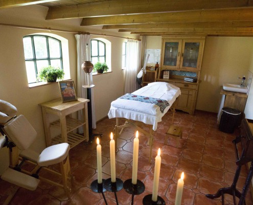 Pancha Karma behandelkamer met natuurlijke Ayurvedische elementen, etherische oliën en rustgevende sfeer voor diepe ontgifting en reiniging