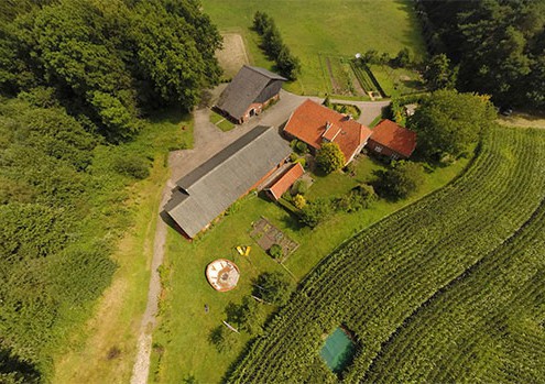 Luchtfoto van de vakantiehuisjes van Ayurveda Twente midden in de groene Twentse natuur